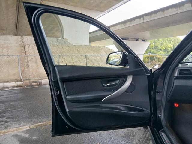 ３シリーズ ３２０ｉ　Ｍスポーツ　後期型　純正ナビ　バックカメラ　ＥＴＣ　パワーシート　インテリジェントセーフティ　アクティブクルーズコントロール　パドルシフト　ＬＥＤヘッドライト　スマートキー　純正１８インチアルミホイール（56枚目）