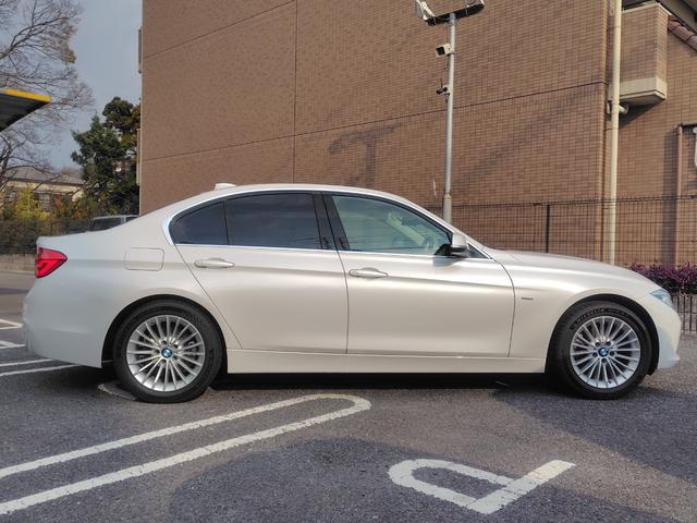 3シリーズ 320iラグジュアリー 後期型 純正ナビ バックカメラ ETC 本革内装 ヒーター付きパワーシート インテリジェントセーフティ ACC LCW LEDヘッドライト Wエアコン スマートキー 純正17インチアルミホイール(13枚目)