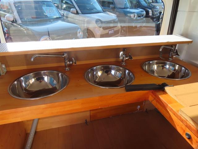 NV100クリッパーバン DX 期間限定販売 移動販売車 キッチンカー ケータリング 3槽シンク 販売窓口2箇所 パラソル 全塗装済み カスタムカー 電源コンセント ユーザー買取車 純正オーディオ(3枚目)