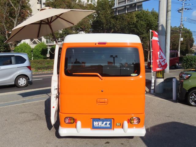 NV100クリッパーバン DX 期間限定販売 移動販売車 キッチンカー ケータリング 3槽シンク 販売窓口2箇所 パラソル 全塗装済み カスタムカー 電源コンセント ユーザー買取車 純正オーディオ(7枚目)