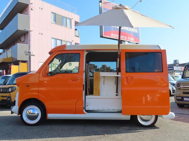 NV100クリッパーバン DX 期間限定販売 移動販売車 キッチンカー ケータリング 3槽シンク 販売窓口2箇所 パラソル 全塗装済み カスタムカー 電源コンセント ユーザー買取車 純正オーディオ(9枚目)