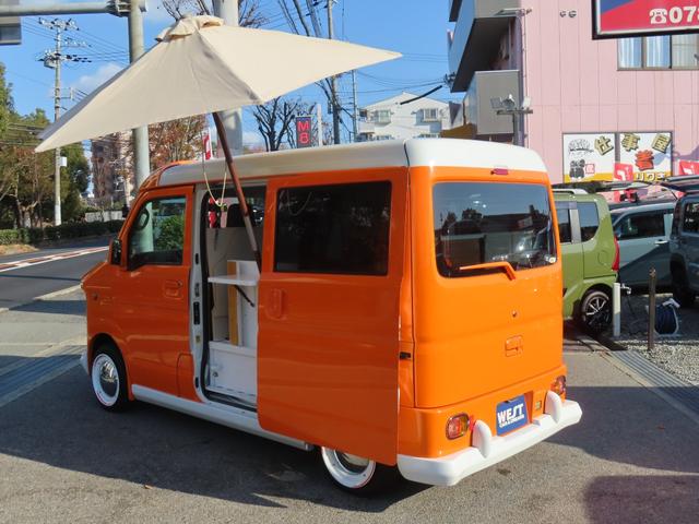 NV100クリッパーバン DX 期間限定販売 移動販売車 キッチンカー ケータリング 3槽シンク 販売窓口2箇所 パラソル 全塗装済み カスタムカー 電源コンセント ユーザー買取車 純正オーディオ(13枚目)