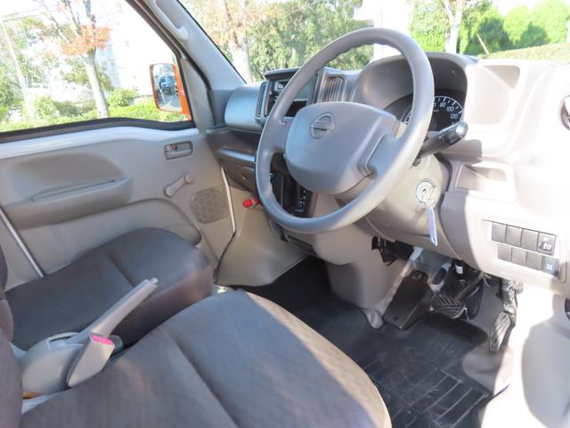 NV100クリッパーバン DX 期間限定販売 移動販売車 キッチンカー ケータリング 3槽シンク 販売窓口2箇所 パラソル 全塗装済み カスタムカー 電源コンセント ユーザー買取車 純正オーディオ(18枚目)