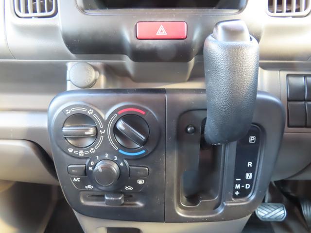 NV100クリッパーバン DX 期間限定販売 移動販売車 キッチンカー ケータリング 3槽シンク 販売窓口2箇所 パラソル 全塗装済み カスタムカー 電源コンセント ユーザー買取車 純正オーディオ(35枚目)