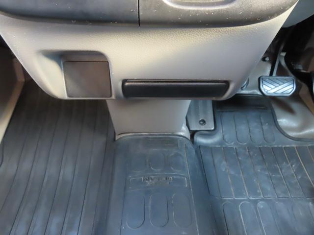 NV100クリッパーバン DX 期間限定販売 移動販売車 キッチンカー ケータリング 3槽シンク 販売窓口2箇所 パラソル 全塗装済み カスタムカー 電源コンセント ユーザー買取車 純正オーディオ(39枚目)