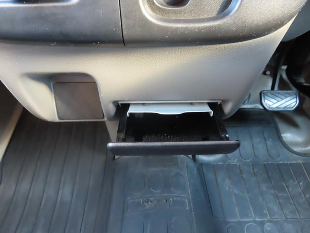 NV100クリッパーバン DX 期間限定販売 移動販売車 キッチンカー ケータリング 3槽シンク 販売窓口2箇所 パラソル 全塗装済み カスタムカー 電源コンセント ユーザー買取車 純正オーディオ(40枚目)