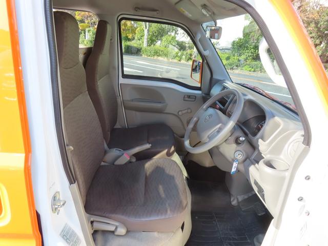 NV100クリッパーバン DX 期間限定販売 移動販売車 キッチンカー ケータリング 3槽シンク 販売窓口2箇所 パラソル 全塗装済み カスタムカー 電源コンセント ユーザー買取車 純正オーディオ(43枚目)