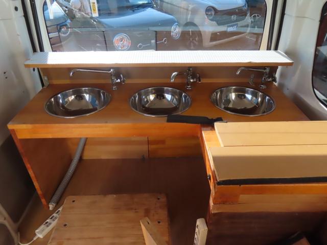 NV100クリッパーバン DX 期間限定販売 移動販売車 キッチンカー ケータリング 3槽シンク 販売窓口2箇所 パラソル 全塗装済み カスタムカー 電源コンセント ユーザー買取車 純正オーディオ(47枚目)