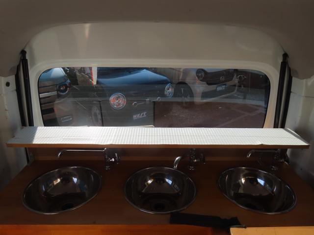 NV100クリッパーバン DX 期間限定販売 移動販売車 キッチンカー ケータリング 3槽シンク 販売窓口2箇所 パラソル 全塗装済み カスタムカー 電源コンセント ユーザー買取車 純正オーディオ(48枚目)