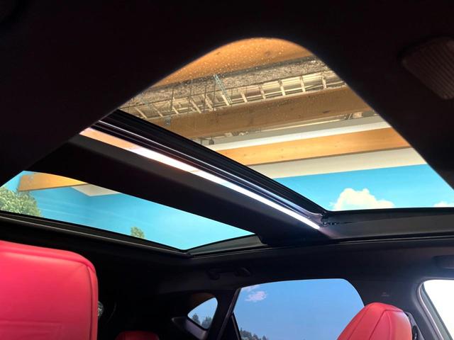 【調光パノラマルーフ】車内の解放感が一気に上がる大型パノラマルーフに調光機能がプラス！日差しが強い時、シェードを閉めなくてもガラスの透明度を調整することで心地よい明るさに♪