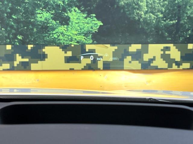 【カラーヘッドアップディスプレイ】現在の速度や走行情報をデジタル表示で運転席前方のガラスに投影！カラー付きで視認性も高く、運転中目線をずらさず必要な情報を確認できるのでとっても便利で安心！