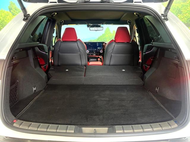 後席を格納すると、これだけの広さが！シーンに合わせたシートアレンジで、大きな荷物も積むことが出来ます♪