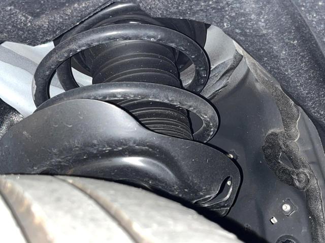 お車を安心してお乗りいただく為には、足回りの定期点検が欠かせません。サービスサポート（有償保証）では無料点検もご提供しており、安心のカーライフをお過ごしいただけるサポート体制が整っています。