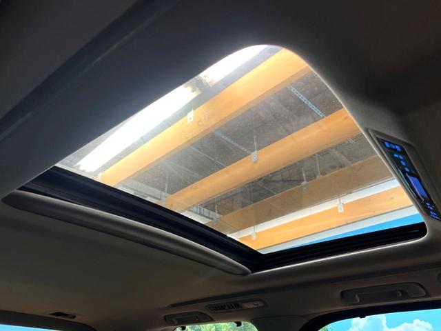 アルファード ２．５Ｓ　Ｃパッケージ　サンルーフ　フルエアロ　両側電動ドア　ＳＤナビ　後席モニター　バックカメラ　衝突被害軽減システム　レーダークルーズ　禁煙車　電動リアゲート　レザーシート　前席シートエアコン　ドラレコ（4枚目）