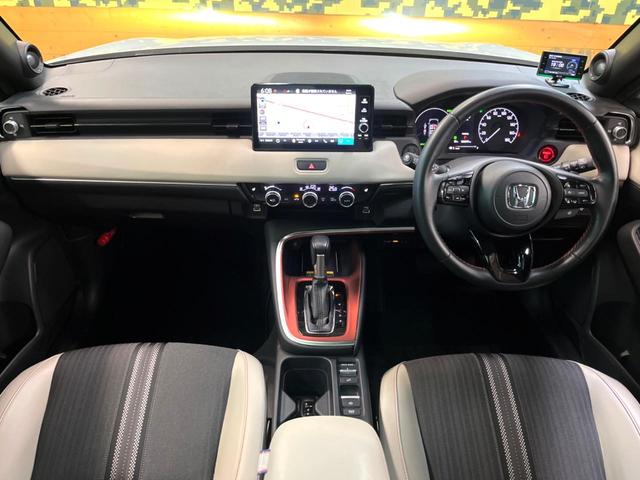 ヴェゼル ｅ：ＨＥＶ　ＰＬａＹ　パノラマルーフ　マルチビューカメラシステム　レーダークルーズコントロール　クリアランスソナー　ＥＴＣ　パワーバックドア　ステアリングヒーター　シートヒーター　置くだけ充電　パドルシフト　横滑り防止機能（2枚目）