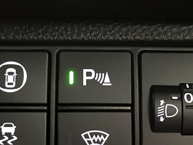 ヴェゼル ｅ：ＨＥＶ　ＰＬａＹ　パノラマルーフ　マルチビューカメラシステム　レーダークルーズコントロール　クリアランスソナー　ＥＴＣ　パワーバックドア　ステアリングヒーター　シートヒーター　置くだけ充電　パドルシフト　横滑り防止機能（7枚目）