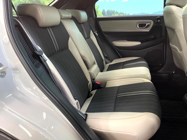 ヴェゼル ｅ：ＨＥＶ　ＰＬａＹ　パノラマルーフ　マルチビューカメラシステム　レーダークルーズコントロール　クリアランスソナー　ＥＴＣ　パワーバックドア　ステアリングヒーター　シートヒーター　置くだけ充電　パドルシフト　横滑り防止機能（9枚目）