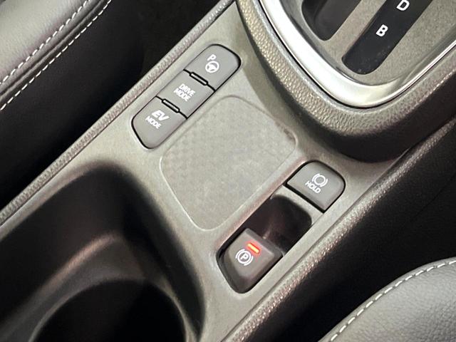 ヤリスクロス ハイブリッドZ 8インチディスプレイオーディオ パノラミックビューモニター レーダークルーズコントロール 100V電源 シートヒーター ステアリングヒーター 革巻きステア パワーバックドア ドライブレコーダー(42枚目)