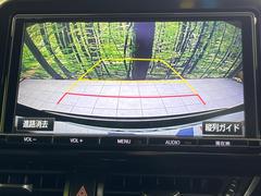 【バックカメラ】駐車時に後方がリアルタイム映像で確認できます。大型商業施設や立体駐車場での駐車時や、夜間のバック時に大活躍！運転スキルに関わらず、今や必須となった装備のひとつです！ 5