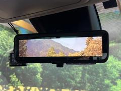【デジタルインナーミラー】後席の大きな荷物や同乗者で後方が確認しづらい時でも安心！カメラが撮影した車両後方の映像をルームミラー内に表示。クリアな視界で状況の確認が可能です！ 4