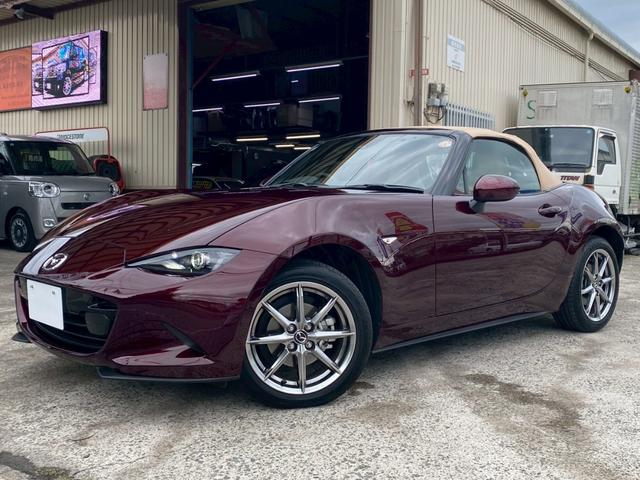 ロードスター ３５周年記念車　ユーザー買取車　ワンオーナー　ＥＴＣ　専用オーナメントシリアルナンバー付・フロアマットスポーツタン・ヘッドレストエンボス加工・エアコンルーバ加飾内側：ダークレッド・フロアカーペットスポーツタン（3枚目）