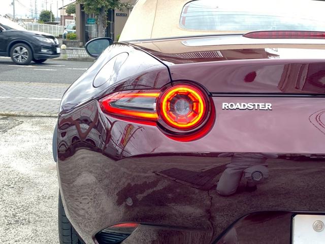 ロードスター ３５周年記念車　ユーザー買取車　ワンオーナー　ＥＴＣ　専用オーナメントシリアルナンバー付・フロアマットスポーツタン・ヘッドレストエンボス加工・エアコンルーバ加飾内側：ダークレッド・フロアカーペットスポーツタン（9枚目）