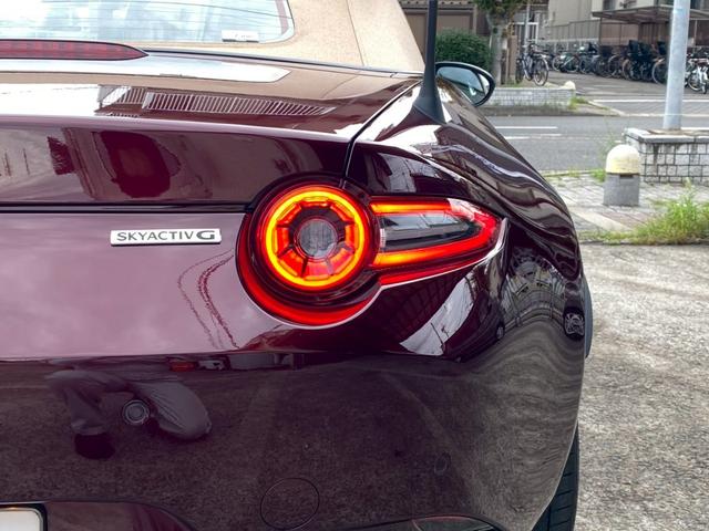 ロードスター ３５周年記念車　ユーザー買取車　ワンオーナー　ＥＴＣ　専用オーナメントシリアルナンバー付・フロアマットスポーツタン・ヘッドレストエンボス加工・エアコンルーバ加飾内側：ダークレッド・フロアカーペットスポーツタン（10枚目）