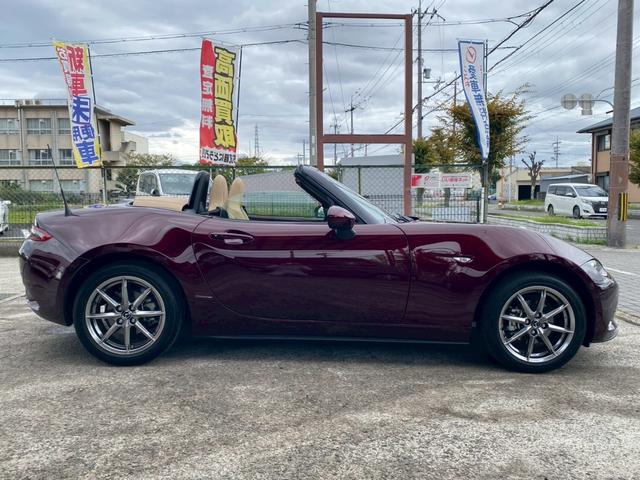 ロードスター ３５周年記念車　ユーザー買取車　ワンオーナー　ＥＴＣ　専用オーナメントシリアルナンバー付・フロアマットスポーツタン・ヘッドレストエンボス加工・エアコンルーバ加飾内側：ダークレッド・フロアカーペットスポーツタン（18枚目）