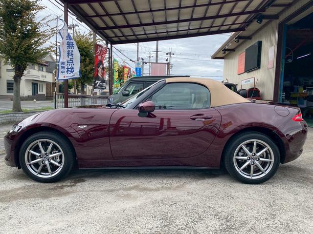 ロードスター ３５周年記念車　ユーザー買取車　ワンオーナー　ＥＴＣ　専用オーナメントシリアルナンバー付・フロアマットスポーツタン・ヘッドレストエンボス加工・エアコンルーバ加飾内側：ダークレッド・フロアカーペットスポーツタン（21枚目）