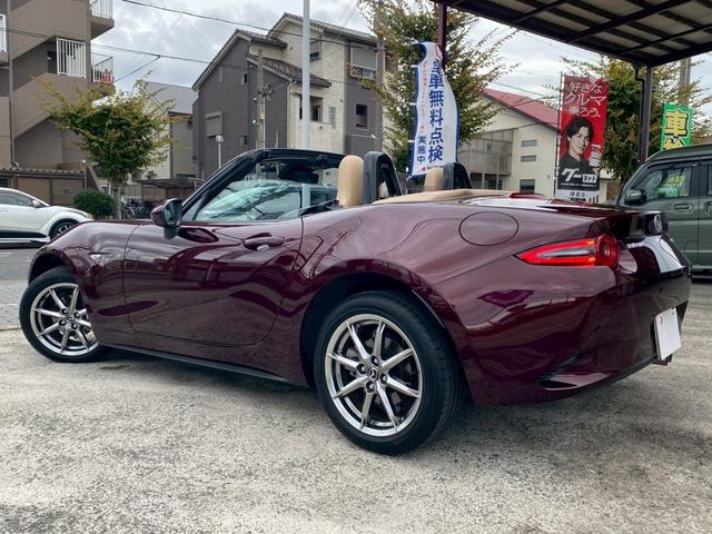 ロードスター ３５周年記念車　ユーザー買取車　ワンオーナー　ＥＴＣ　専用オーナメントシリアルナンバー付・フロアマットスポーツタン・ヘッドレストエンボス加工・エアコンルーバ加飾内側：ダークレッド・フロアカーペットスポーツタン（23枚目）