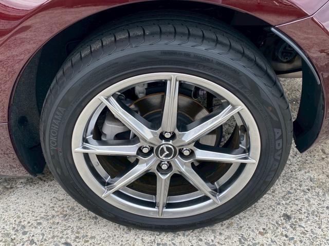 ロードスター ３５周年記念車　ユーザー買取車　ワンオーナー　ＥＴＣ　専用オーナメントシリアルナンバー付・フロアマットスポーツタン・ヘッドレストエンボス加工・エアコンルーバ加飾内側：ダークレッド・フロアカーペットスポーツタン（32枚目）