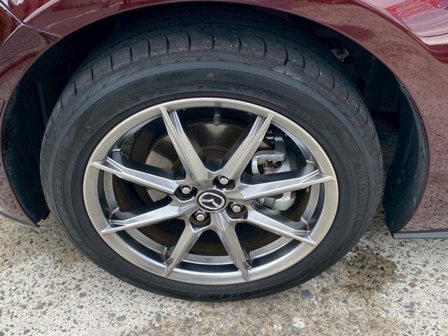 ロードスター ３５周年記念車　ユーザー買取車　ワンオーナー　ＥＴＣ　専用オーナメントシリアルナンバー付・フロアマットスポーツタン・ヘッドレストエンボス加工・エアコンルーバ加飾内側：ダークレッド・フロアカーペットスポーツタン（33枚目）