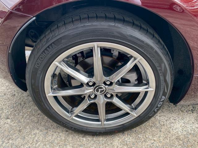 ロードスター ３５周年記念車　ユーザー買取車　ワンオーナー　ＥＴＣ　専用オーナメントシリアルナンバー付・フロアマットスポーツタン・ヘッドレストエンボス加工・エアコンルーバ加飾内側：ダークレッド・フロアカーペットスポーツタン（34枚目）