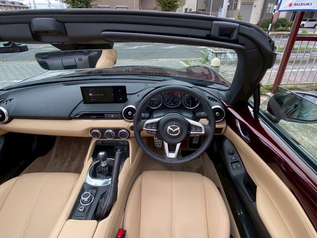 ロードスター ３５周年記念車　ユーザー買取車　ワンオーナー　ＥＴＣ　専用オーナメントシリアルナンバー付・フロアマットスポーツタン・ヘッドレストエンボス加工・エアコンルーバ加飾内側：ダークレッド・フロアカーペットスポーツタン（40枚目）