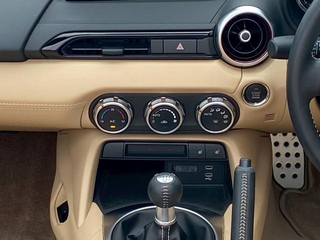 ロードスター ３５周年記念車　ユーザー買取車　ワンオーナー　ＥＴＣ　専用オーナメントシリアルナンバー付・フロアマットスポーツタン・ヘッドレストエンボス加工・エアコンルーバ加飾内側：ダークレッド・フロアカーペットスポーツタン（49枚目）