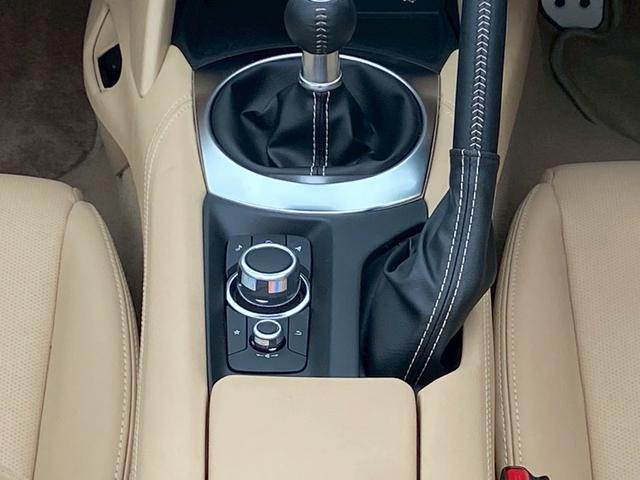 ロードスター ３５周年記念車　ユーザー買取車　ワンオーナー　ＥＴＣ　専用オーナメントシリアルナンバー付・フロアマットスポーツタン・ヘッドレストエンボス加工・エアコンルーバ加飾内側：ダークレッド・フロアカーペットスポーツタン（52枚目）