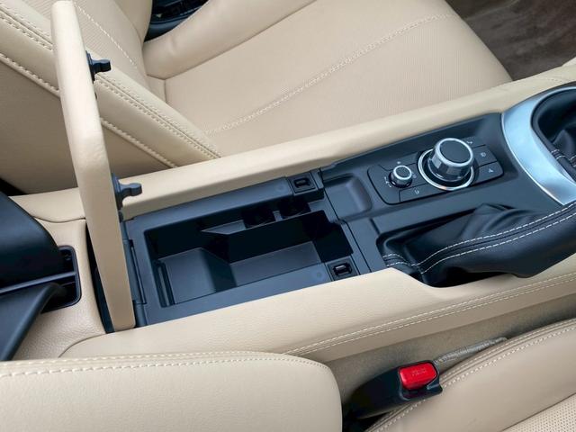 ロードスター ３５周年記念車　ユーザー買取車　ワンオーナー　ＥＴＣ　専用オーナメントシリアルナンバー付・フロアマットスポーツタン・ヘッドレストエンボス加工・エアコンルーバ加飾内側：ダークレッド・フロアカーペットスポーツタン（53枚目）