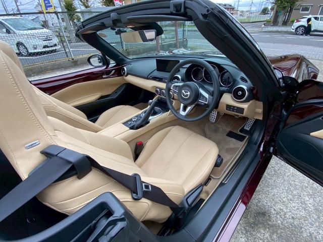 ロードスター ３５周年記念車　ユーザー買取車　ワンオーナー　ＥＴＣ　専用オーナメントシリアルナンバー付・フロアマットスポーツタン・ヘッドレストエンボス加工・エアコンルーバ加飾内側：ダークレッド・フロアカーペットスポーツタン（59枚目）