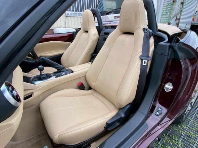 ロードスター ３５周年記念車　ユーザー買取車　ワンオーナー　ＥＴＣ　専用オーナメントシリアルナンバー付・フロアマットスポーツタン・ヘッドレストエンボス加工・エアコンルーバ加飾内側：ダークレッド・フロアカーペットスポーツタン（64枚目）