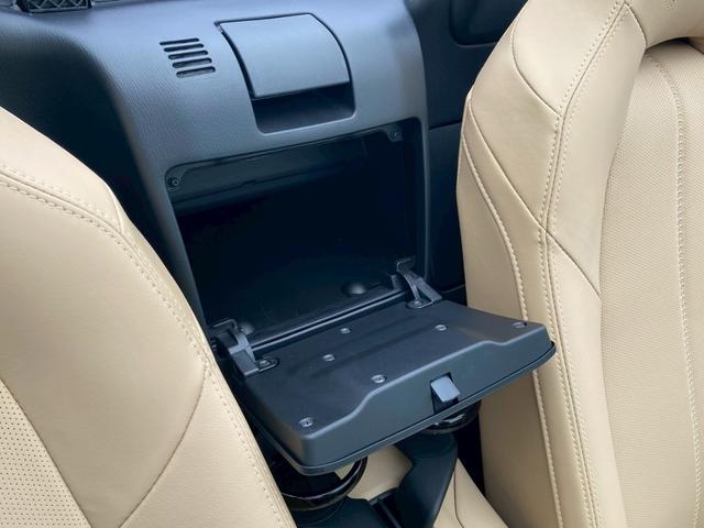 ロードスター ３５周年記念車　ユーザー買取車　ワンオーナー　ＥＴＣ　専用オーナメントシリアルナンバー付・フロアマットスポーツタン・ヘッドレストエンボス加工・エアコンルーバ加飾内側：ダークレッド・フロアカーペットスポーツタン（67枚目）