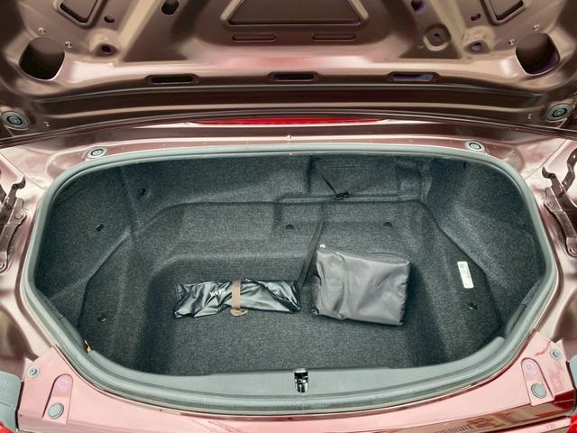 ロードスター ３５周年記念車　ユーザー買取車　ワンオーナー　ＥＴＣ　専用オーナメントシリアルナンバー付・フロアマットスポーツタン・ヘッドレストエンボス加工・エアコンルーバ加飾内側：ダークレッド・フロアカーペットスポーツタン（69枚目）