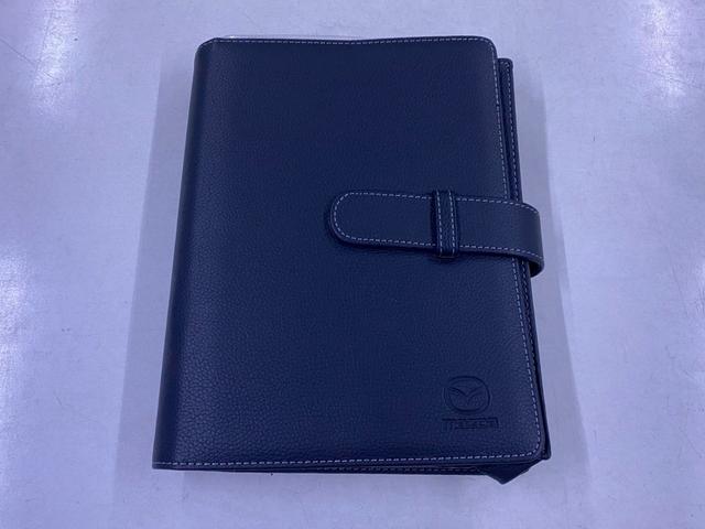 ロードスター ３５周年記念車　ユーザー買取車　ワンオーナー　ＥＴＣ　専用オーナメントシリアルナンバー付・フロアマットスポーツタン・ヘッドレストエンボス加工・エアコンルーバ加飾内側：ダークレッド・フロアカーペットスポーツタン（70枚目）