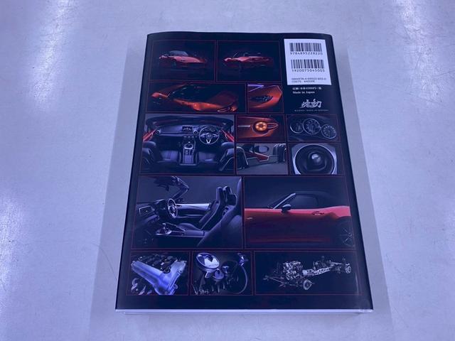 ロードスター ３５周年記念車　ユーザー買取車　ワンオーナー　ＥＴＣ　専用オーナメントシリアルナンバー付・フロアマットスポーツタン・ヘッドレストエンボス加工・エアコンルーバ加飾内側：ダークレッド・フロアカーペットスポーツタン（74枚目）