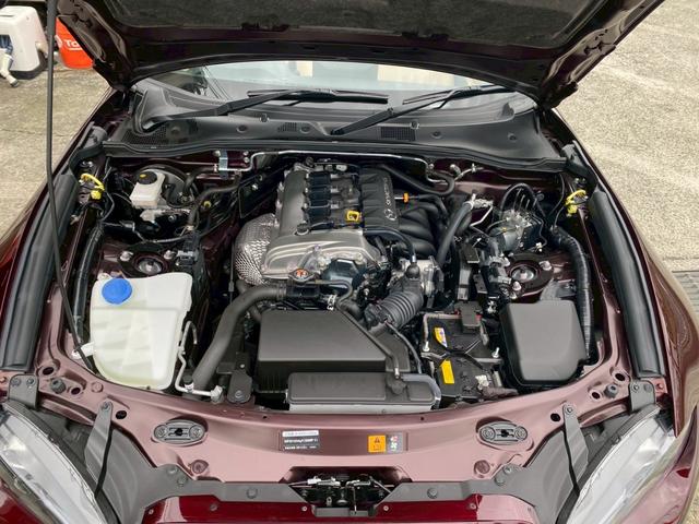 ロードスター ３５周年記念車　ユーザー買取車　ワンオーナー　ＥＴＣ　専用オーナメントシリアルナンバー付・フロアマットスポーツタン・ヘッドレストエンボス加工・エアコンルーバ加飾内側：ダークレッド・フロアカーペットスポーツタン（77枚目）