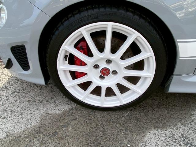 当店ではタイヤホイール、足回り作業や用品取り付け、ボディコーティング、カーフィルム施工、アライメント調整など全国納車すべて当店で行い、お客様にご満足頂ける車両を製作しますのでお気軽にお問い合わせ下さい