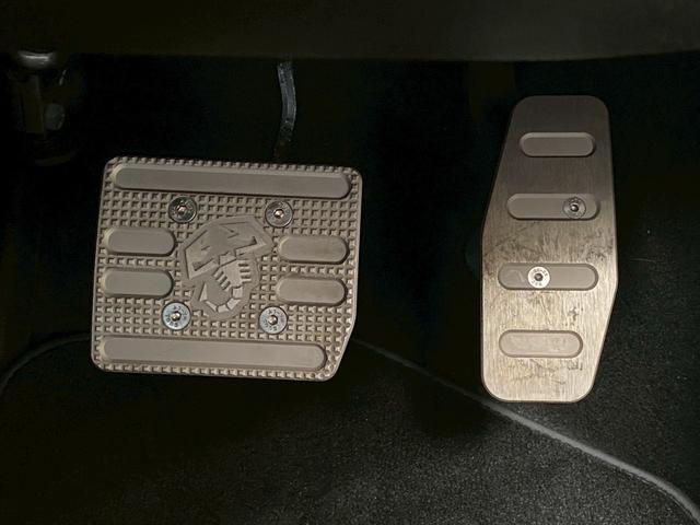 当店では高品質で綺麗なお車を在庫しています。新車のコンプリート製作はもちろん、中古車探しからこだわりの一台を親身になってお作りします。カスタマイズスタイルやクオリティ技術力には自信があります。