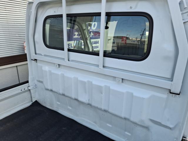キャリイトラック ＫＣエアコン・パワステ　ワンオーナーユーザー買取車　パートタイム４ＷＤ　３速オートマ車検令和８年１２月　ＥＴＣ　禁煙車　ブリジストンマッド＆スノータイヤ　荷台アオリプロテクター　荷室ゴムマット（15枚目）