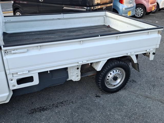 キャリイトラック ＫＣエアコン・パワステ　ワンオーナーユーザー買取車　パートタイム４ＷＤ　３速オートマ車検令和８年１２月　ＥＴＣ　禁煙車　ブリジストンマッド＆スノータイヤ　荷台アオリプロテクター　荷室ゴムマット（20枚目）