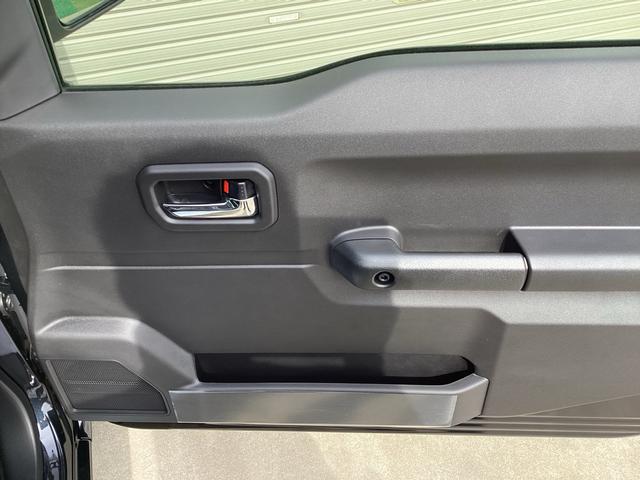 車体が小さいため、小回りが利きます。狭い道を通るときや対向車ともすれ違いやすく、狭い駐車場でも駐車しやすくなっています。