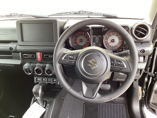 ステアリングの右側にはクルーズコントロールシステムスイッチ、左側にはオーディオスイッチが付いています。